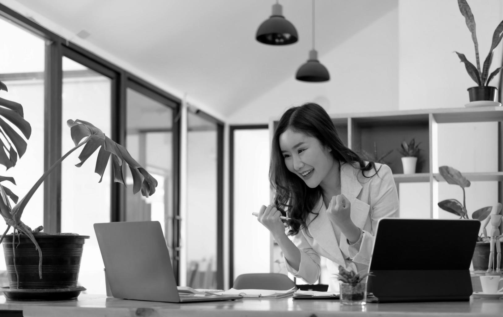 Profesionales trabajando en análisis financiero y creación de presupuestos maestros