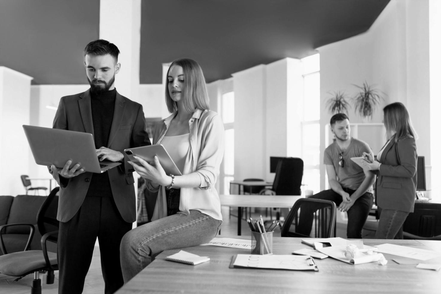 Espacio de trabajo moderno con documentos financieros y calculadora, representando el ambiente profesional de veralioxany